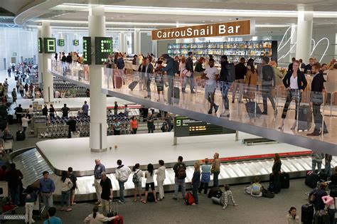 Passengers wait hours for luggage at Toronto Pearson airport