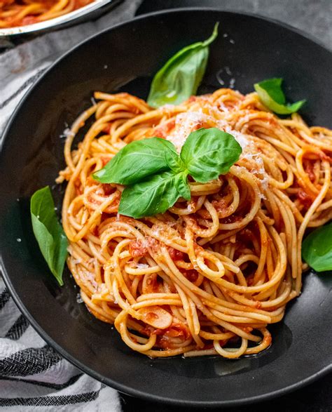 Pasta.. Kom sherryeddike (eller anden eddike) i sammen med sukker, og lad det lige svitse af, inden du tilsætter hakkede tomater og oregano. Rør rundt og lad nu tomatsovsen småkoge i 10 minutter. Imens koger du pasta, og det kan være pastapenne eller spaghetti. Dryp den færdigkogte pasta af og vend den sammen med den færdige … 