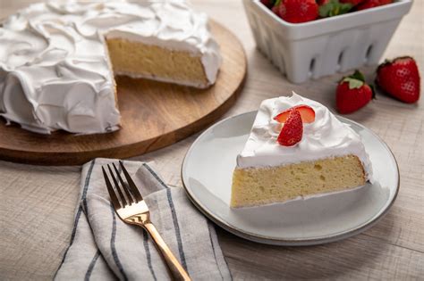 Pastel tres leches. Jan 16, 2019 · Heat oven to 350 degrees. Generously butter a 9-by-13-inch glass baking pan. In an electric mixer fitted with the whisk attachment, combine egg whites, baking soda, and salt, and beat on medium speed until soft peaks form, 2 to 3 minutes. 