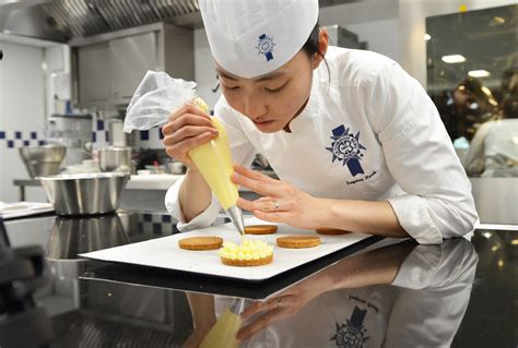 Pastry chef chef. As of Feb 28, 2024, the average hourly pay for a Pastry Chef in the United States is $25.02 an hour. While ZipRecruiter is seeing hourly wages as high as $40.62 and as low as $12.02, the majority of Pastry Chef wages currently range between $18.27 (25th percentile) to $31.25 (75th percentile) across the United States. 