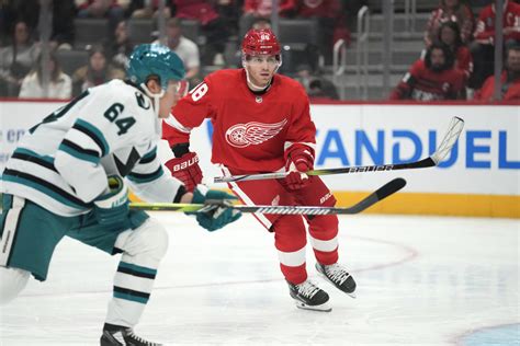 Patrick Kane returns, just misses a shot in season debut with Red Wings in 6-5 OT loss to Sharks