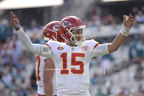 Patrick Mahomes, Chiefs get past early mistakes to beat Jaguars, avoid 0-2 start