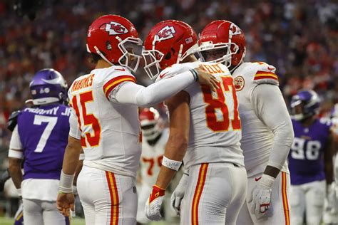 Patrick Mahomes, Chiefs outlast Vikings 27-20; Travis Kelce catches TD pass after hurting ankle