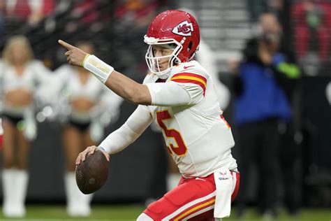 Patrick Mahomes throws 2 TDs, Chiefs rally from 14 down to beat Raiders 31-17