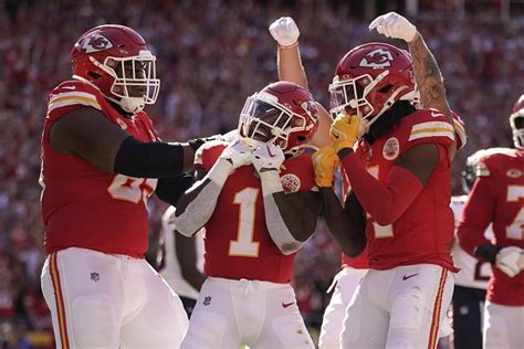 Patrick Mahomes throws 3 TD passes, Taylor Swift celebrates as Chiefs rout Bears 41-10
