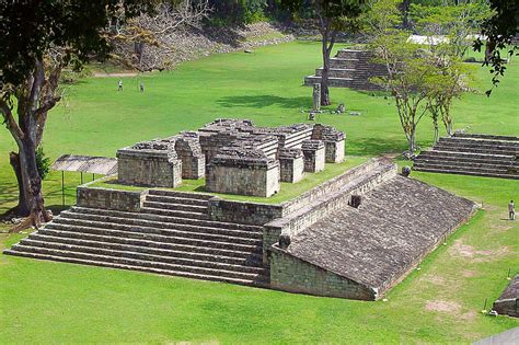 La ley para la Protección del Patrimonio Cultural de Honduras, considera que forma parte del patrimonio cultural de Honduras las siguientes categorías: Los monumentos, bienes muebles, lugares la expresión folclórica. La declaración de Monumento Histórico y Patrimonio Nacional, la realiza el Congreso Nacional de Honduras.. 