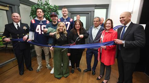 Patriots players help refurnish Fisher House apartments for military families