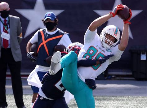 Patriots signing Dolphins TE Mike Gesicki to 1-year deal in free agency