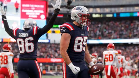 Patriots unable to build off win, falter in second half of 27-17 loss to Chiefs