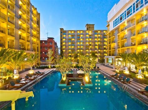 Less than a 5-minute walk from CentralFestival Pattaya Beach Shopping Mall, Wave Hotel Pattaya offers rooms with modern facilities. Featuring an outdoor pool, it also has a 24-hour front desk and free Wi-Fi..