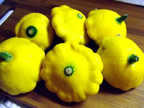 Patty-pan - The pattypan (scallopini, button squash, pâtisson) is a round and flat variety of summer squash similar in texture to a zucchini and, like the zucchini, it is best when picked young and no larger than 3 to 4 inches in diameter. Its texture is firm while its flavour is fresh, crisp and slightly peppery. These squashes fry and grill very well!