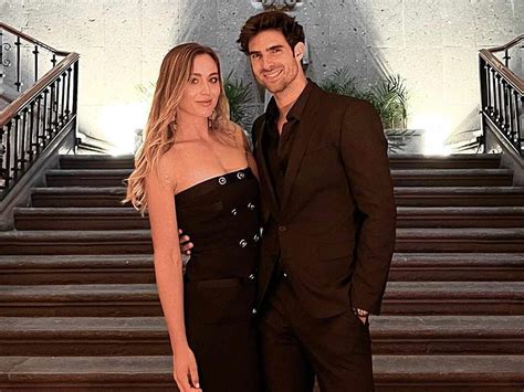  Greek tennis pro Stefanos Tsitsipas and Spanish tennis star Paula Badosa are winning on and off the court after officially confirming their relationship at Wimbledon. “Tsitsidosa,” the ... . 