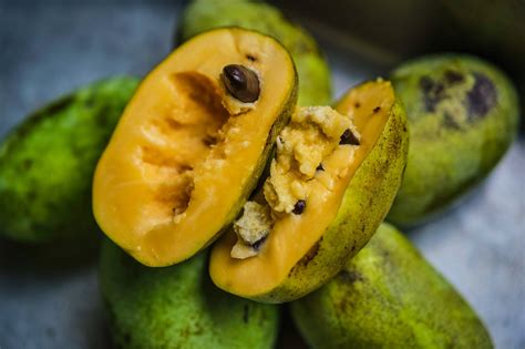 The instant pawpaw produced in the invention keeps the original nutrient components and the heavy fragrance of pawpaw, can be stored for a long time, enriches the processing variety of pawpaw foods, has prolonged preservation period, can be immediately eaten after bag (bottle) opening, has natural flavor, contains no additives, …. 