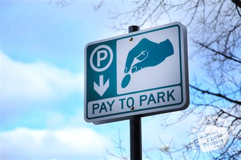  Guests pay one fee for a parking pass that is good all day at all 4 theme parks—Magic Kingdom park, EPCOT, Disney’s Hollywood Studios and Disney's Animal Kingdom theme park. Our special preferred parking lots are located conveniently close to the theme park entrances. .