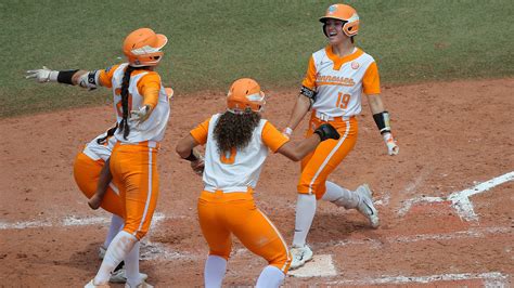Payton Gottschall throws 2-hit shutout to lead Tennessee to WCWS with 9-0 win over Texas