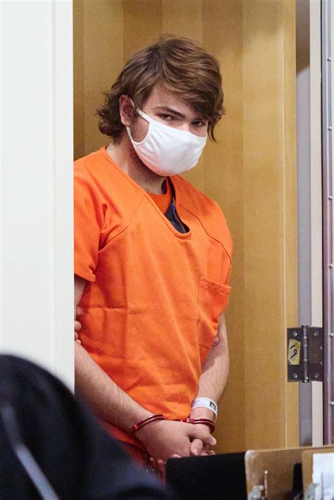 Payton gendron shooting video. May 17, 2022 · Like others before him, Payton Gendron, 18, the main suspect behind the Buffalo attack, posted a lengthy so-called "manifesto" explaining his motives and beliefs. 