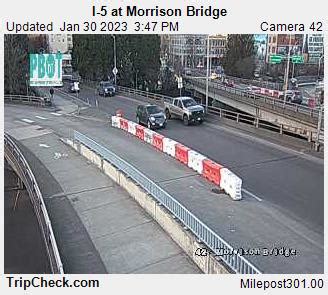 Pdx traffic cam. The video below shows how you can stay on top of traffic conditions in real time - without ever taking your eyes off the road. For feedback or general questions about the ODOT RealTime system, please contact Ask ODOT at 1-888-275-6368 or email . To report a sign that appears to be malfunctioning, call our Traffic Operations center at 503-283-5859. 