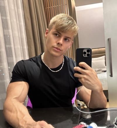 peachyyboy, also known under the username @peachyyboy is a verified OnlyFans creator located in England 🇬🇧. peachyyboy is most probably working as a full-time OnlyFans creator with an estimated earnings somewhere between $52.2k — $87.0k per month. Bear in mind this is only our estimate. 