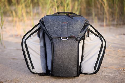 Peak design. Everyday Backpack. OD € s DPH. Prémiový batoh Everyday Backpack – inteligentně navržený batoh pro kreativní dobrodruhy, který se přizpůsobí vaší různorodé výbavě, životnímu stylu i prostředí. Ikonický Everyday Backpack [v2] je batoh pro každodenní nošení i foto výbavu s bezkonkurenčním přístupem k obsahu ... 