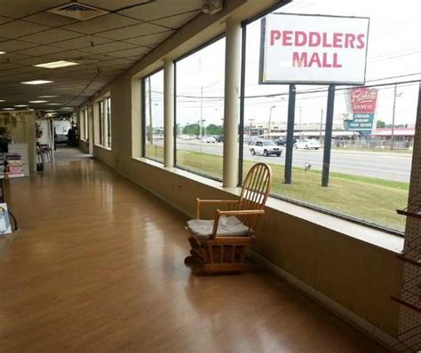 Peddlers Mall stores are located throughout Kentucky, and well known within the Antique & Collectible community. In 2013 we expanded to Ohio opening our first store in Lebanon, a northern suburb of Cincinnati. Peddlers Mall will open additional stores as we expand our footprint throughout the Ohio region in 2014-2015.