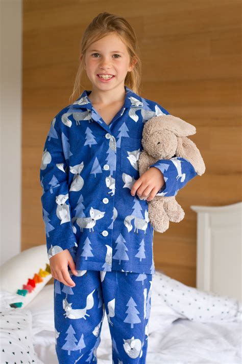 Peejamas. Peejamas work by combining the comfort of regular pajamas with the absorbency needed for nighttime potty training. Peejamas have a built-in absorbent liner that can absorb 2-3 light to moderate bedwetting accidents throughout the night. 