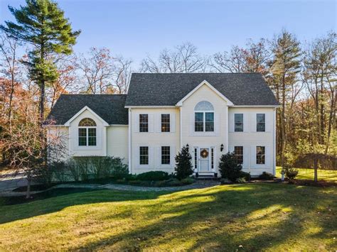 Pelham nh real estate. Feb 12, 2024 · 11 single family homes for sale in Pelham NH. View pictures of homes, review sales history, and use our detailed filters to find the perfect place. 