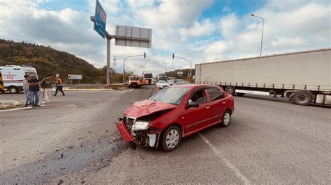 Pendik'te iki otomobilin çarpıştığı kazada 3 kişi yaralandıs