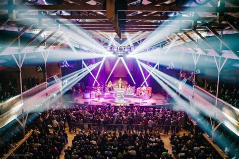 Pennspeak - Penn's Peak, a beautiful mountaintop entertainment venue located in Jim Thorpe, Pennsylvania, can comfortably host 1,800 concertgoers. Enjoy a spacious dance floor, lofty ceilings, concert bar/concession area and a full service restaurant and bar aptly named Roadies. 