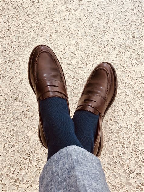 Penny loafers and socks. Sweater. A sweater is a sharp way to wear jeans with your loafers. To create this look, you don’t need a thick, winter sweater. Simply pair a cashmere-style sweater that will cover your arms and lay softly on the skin with light-washed jeans. You can wear a … 