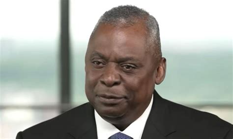 Pentagon changes discharges for 800