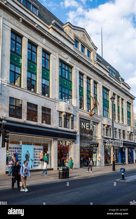 Perückengeschäft am Puls der Mode: Londons Oxford Street