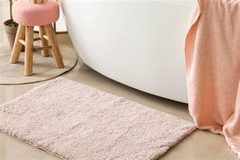Description. Give your bathroom an elevated, spa-inspired touch with this Performance Plus Cotton Reversible Bath Rug / Runner from Threshold™. The rectangular bath mat has a midweight tufted construction with medium pile height that feels soft as you step on it. Made of 100% cotton, the reversible bath mat is designed with a solid-color .... 