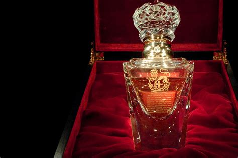 Perfumes caros. A indústria dos perfumes masculinos caros é conhecida por criar obras-primas olfativas que vão além do simples aroma. Entre essas criações luxuosas, destaca-se o perfume Shumukh, considerado o mais caro do mundo. Desenvolvido pela marca Luxury Property, esse perfume exclusivo tem um preço … 