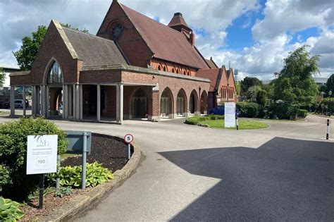 Perry barr crematorium opening times. 00am - 5.  They will only open for funera...