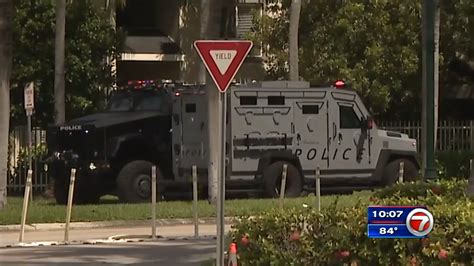 Person barricaded inside car prompts SWAT situation in Fort Lauderdale