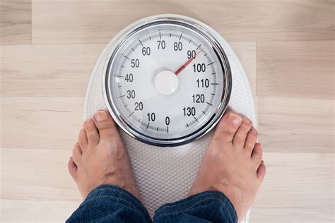 Pesó ideal. Ideal weight for men varies from ideal weight for women. What is Ideal Body Weight? It is a weight value that is dependent on different factors. The basic function of ideal body weight is to determine that either the individual is healthy or not. The main factors that affect the ideal body weight are age, gender, and height. 