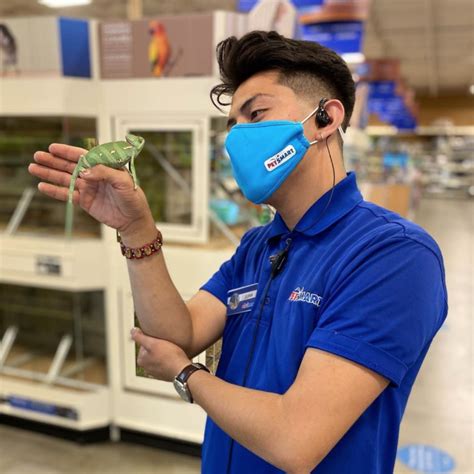 Phoenix, AZ. 10000+ Employees. 2 Locations. Type: Company - Private. Founded in 1986. Revenue: $5 to $10 billion (USD) Pet & Pet Supplies Stores. There's one thing that unites everyone who works at PetSmart: We all love pets. Cats, dogs, goldfish, parakeets, hamsters—you name it, we love them.. 