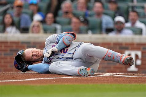 Pete Alonso leaves early in loss vs. Braves with left wrist contusion, considered day-to-day