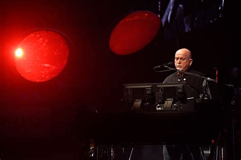 Peter Gabriel keeps it fresh at TD Garden show
