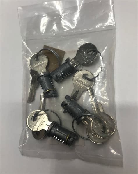 This is a new lock cylinder with (2) keys, gasket, and retainer. Fits many 1950's and up Kenworth, IHC, Mack, Peterbilt & Freightliner truck models as lock for door, cab, and sleeper. The lock face is 15/16" OD and the lock barrel is 7/8".. 