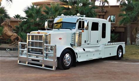In 1986, Peterbilt released “The Successors” lineup that included semi-truck Models 357, 375, 377, and 379. The latter was built for owner-operators and remained Peterbilt’s flagship long-haul model until 2007, when Peterbilt replaced it with the Model 389.