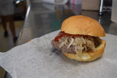 Petes burger. May 28, 2019 · Burger expert George Motz picks some of the most delicious, underrated, exotic, ingenious, or otherwise outstanding burgers from across the United States. If America has a national sandwich, it's ... 