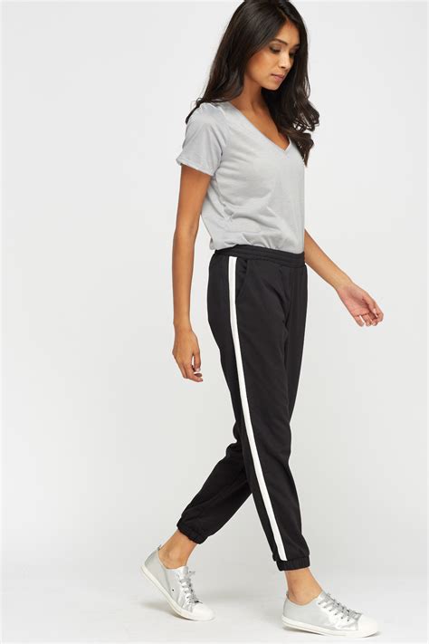 Petite joggers for women. Designed with shorter legs in mind, our petite length jogging bottoms have everything from high-rise waists to cuffed hem styles. Get on board with the style of the moment and choose boyfriend or oversized joggers (the perfect Sunday uniform). Finish the look with matching sweatshirts or cute crop tops for a low-key vibe all week. 