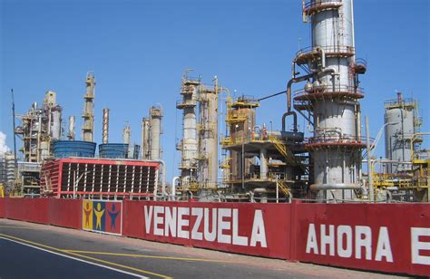 Petroleo en venezuela. Sep 20, 2021 · Según estos datos, ocurren un promedio 5.8 derrames por mes en Venezuela. Estas cifras sólo toman en cuenta algunos reportes en redes sociales, por tanto la cifra real puede ser mayor a lo que muestrán los gráficos anteriores. Imágenes satelitales de derrames petroleros desde el 15 de octubre de 2020 al 1 de abril de 2021 en Falcón. 