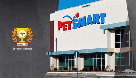 The estimated total pay for a Customer Engagement Manager at PetSmart is $32 per hour. This number represents the median, which is the midpoint of the ranges from our proprietary Total Pay Estimate model and based on salaries collected from our users. The estimated base pay is $24 per hour. The estimated additional pay is $8 per hour.. 