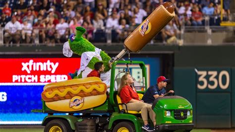 Phanatic-launched hot dog injures Phillies fan - ESPN.com