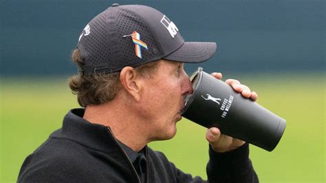 Let’s get real, Phil Mickelson says, as he describes the new diet he has been on to lose 15 pounds before this week’s British Open. In a video he posted on social media on Sunday, Mickelson says he took a “hard reset” over the last 10 days. Dressed in a black hat, T-shirt and gym shorts, Mickelson sounds earnest while holding his .... 