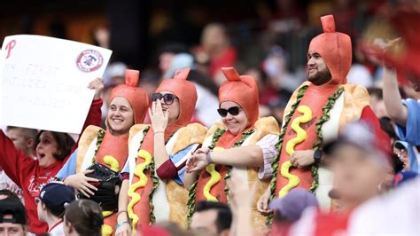 Philadelphia Fans Bought - and Threw - Thousands of One Dollar Hot Dogs …