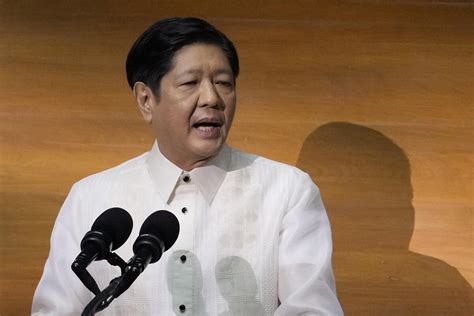 Philippine president vows to defend territory, announces amnesty for rebels in key speech