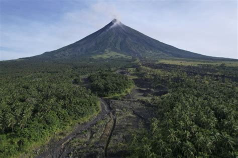 Philippine volcano’s eruption, which has displaced thousands, can last for months